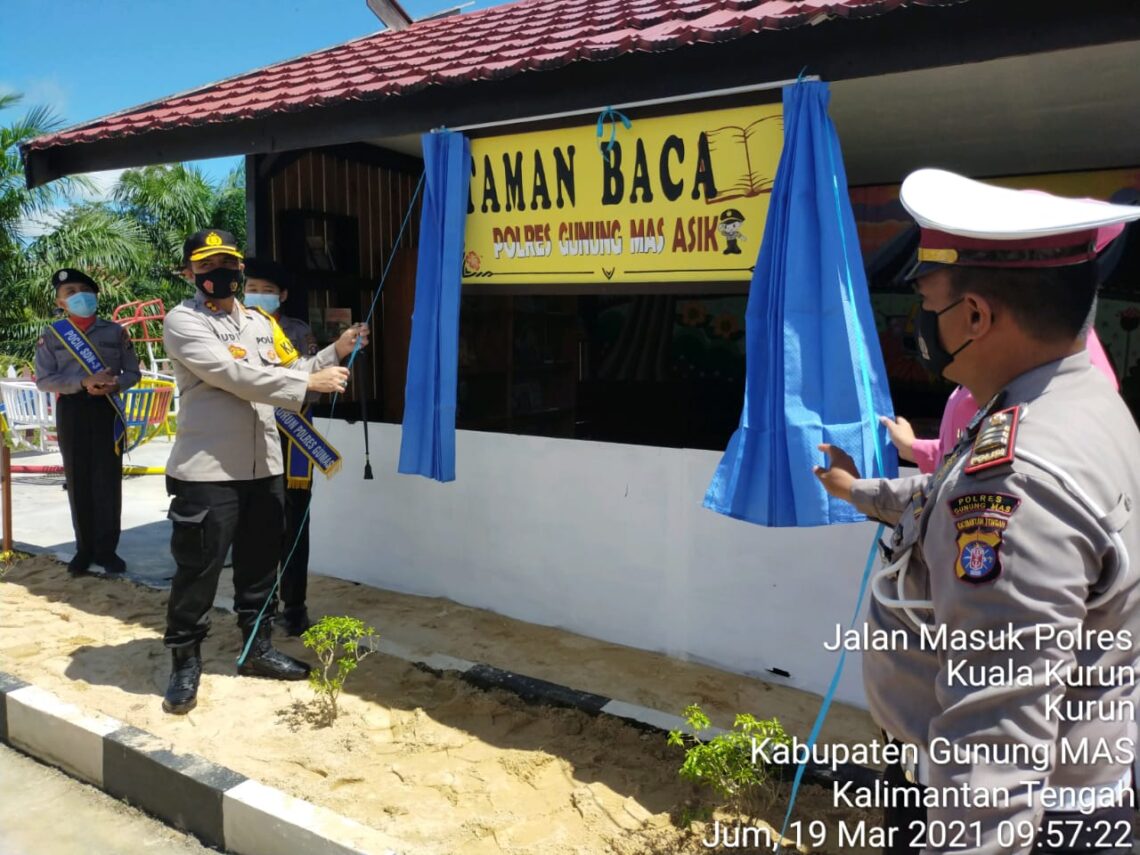 Kapolres Gunung Mas AKBP Rudi Asriman, S.I.K., membuka selubung papan nama tanda diresmikannya taman bacaan Asik bertempat di lingkungan kantor Polres Gunung Mas. Jumat (19/03/21) Pagi. FOTO : tbn.