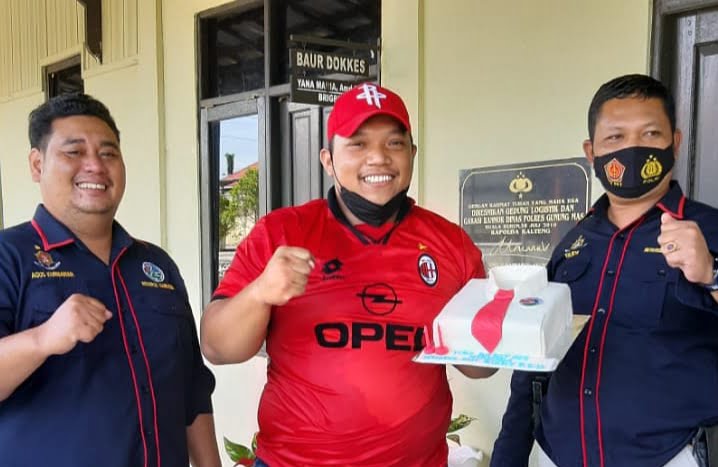 Kasatresnarkoba Ipda Budi Utomo, S.H., memberikan kue ulang tahun kepadaanggota Satresnarkoba Polres Gunung Mas Brigadir Dwi Rizky Ferianto, S.H. FOTO : tbn.