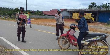 Imbau Warga Terapkan Prokes, Polsek Manuhing Gunakan Papan Portable