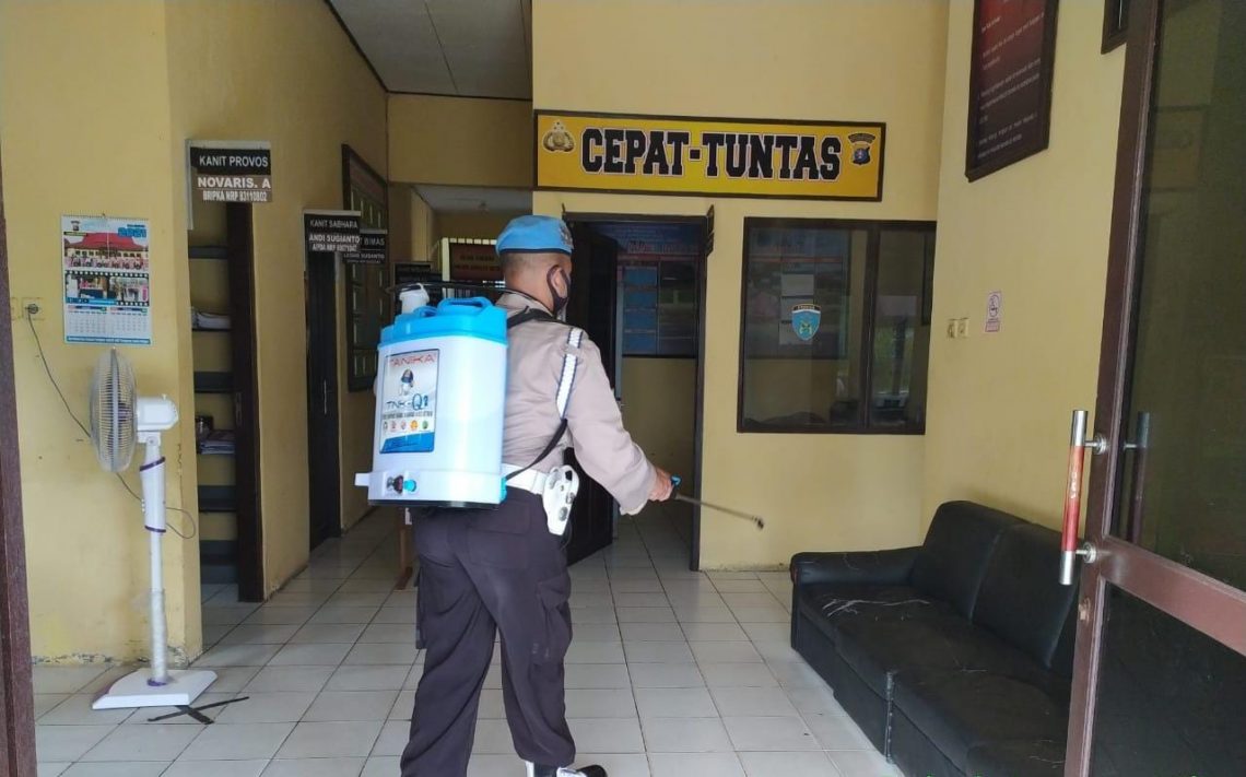 Kanit Provos Polsek Seruyan Hilir Bripka Novaris melakukan upaya pencegahan dengan penyemprotan cairan disinfektan di sekitar Mako dan ruangan kerja, Rabu (20/01/2021). Foto : tbn