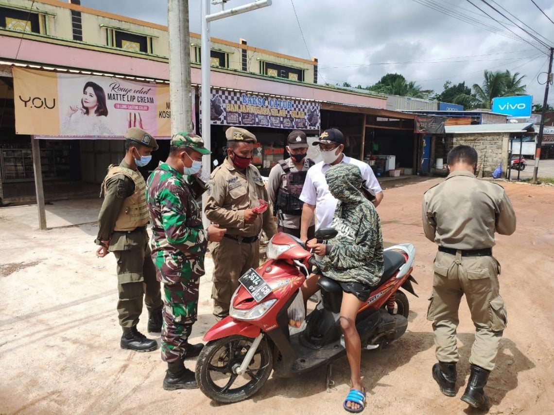 Operasi yustisi di Jalan Lintas Sampit-Pangkalanbun Jendral Sudirman km. 65 Desa Bangkal Kecamatan Seruyan Raya Kabupaten Seruyan, Rabu (20/01/2021) pagi. Foto : Tbn