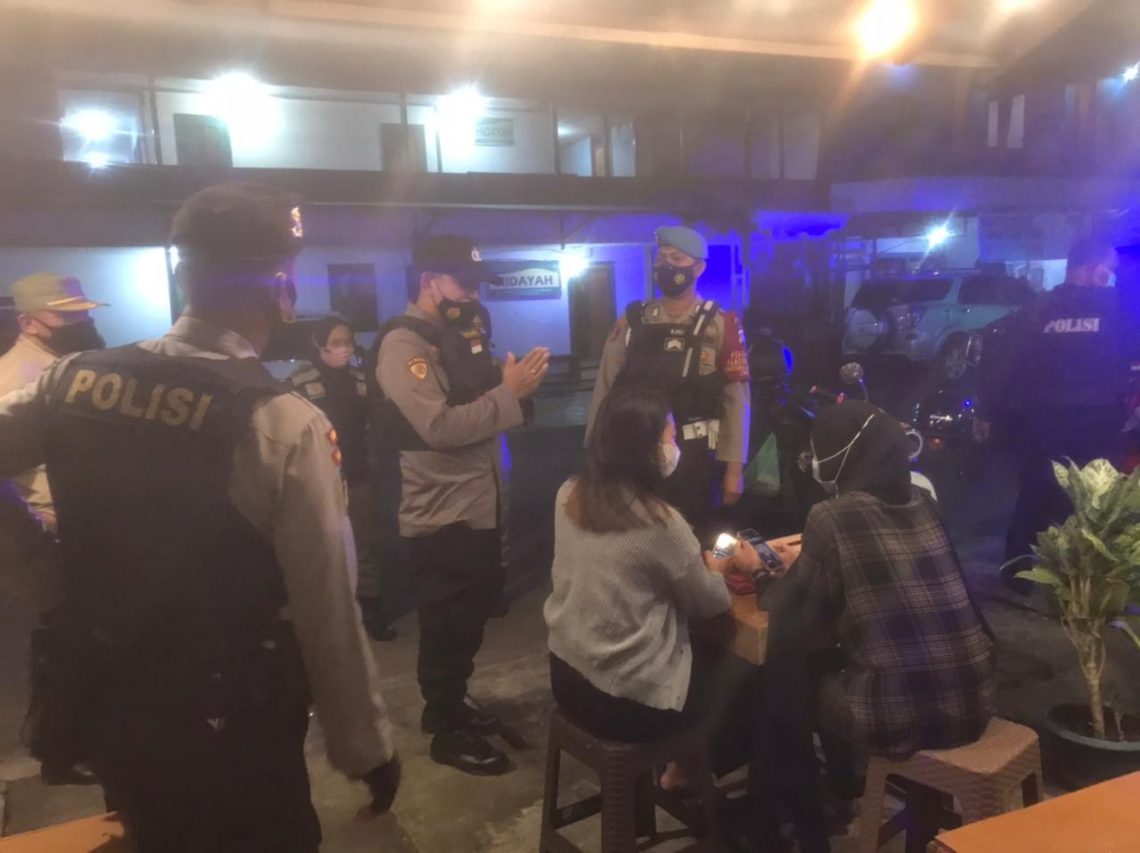 Polres Seruyan melaksanakan kegiatan patroli malam di wilayah sekitar Kota Kuala Pembuang, untuk menjaga kondusifitas wilayah Kec. Seruyan Hilir Kabupaten Seruyan Prov. Kalimantan Tengah, Selasa Malam (20/01/2021) Pukul 21.30 Wib. Foto : Tbn