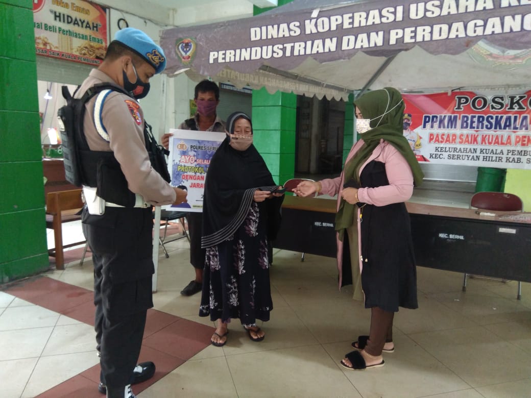 Posko PPKM Berbasis Mikro Pasar Saik awasi warga yang berbelanja ke kawasan tersebut terkait penerapan protokol kesehatan, Sabtu (20/2/2021). Foto : Tbn