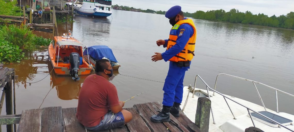 Personil Satpolairud saat mensosialisasikan Prokes kepada warga pesisir DAS Seruyan, Sabtu (20/2/2021). Foto : Tbn