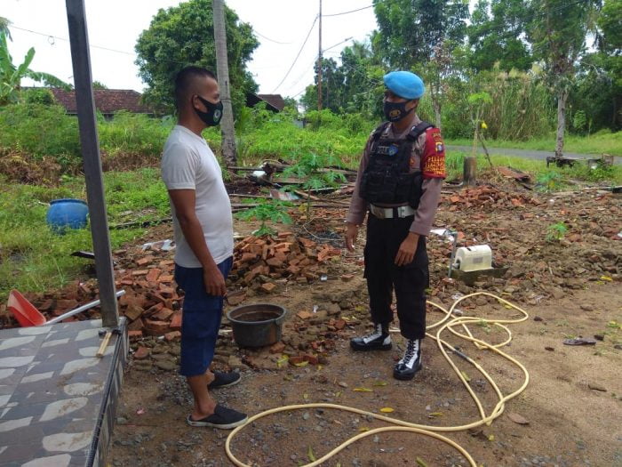 Personil Polsek Seruyan Hilir melakukan sosialisasi larangan pungli, Sabtu (20/2/2021). Foto : Tbn