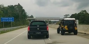 Melintas di Jalan Tol Balikpapan – Samarinda