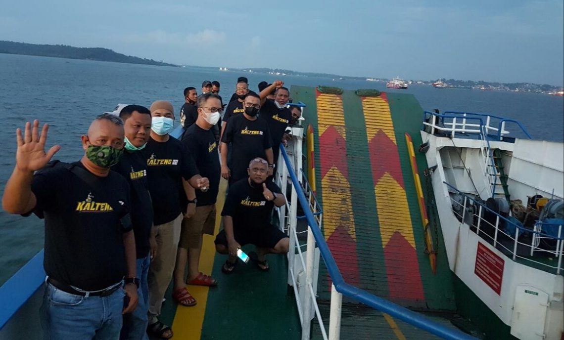 Rombongan Kalteng22 saat berada di Fery Penyeberangan Penajam. Foto : Ari