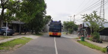 Sabhara Polres Seruyan Gencar Semprotkan Cairan Disinfektan di Ruas Jalan