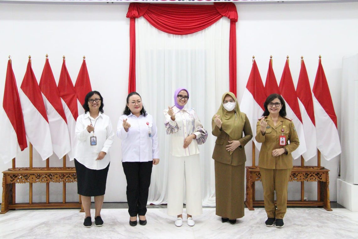 Ketua TP-PKK Provinsi Kalimantan Tengah, Yulistra Ivo Sugianto Sabran, menyambut hangat kunjungan kerja/audiensi Kepala Perwakilan BKKBN Provinsi Kalimantan Tengah dr. Jeanny Yola Winokan, MAP beserta jajaran di Pangkalan Bun, Senin (20/3/2023). Foto : Ist/BKKBN