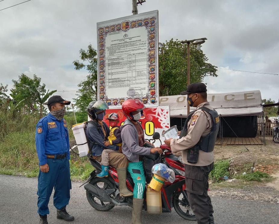 Satuan Pembinaan Masyarakat (Binmas) Polres Seruyan, terus melakukan sosialisasi maklumat Kapolda Kalteng Nomor : Mak/01/II/2021, tentang sanksi pidana pembakaran hutan dan lahan di Jl.Tjilik Riwut Kelurahan Kuala Pembuang I Kabupaten Seruyan, Sabtu (20/3/2021). Foto : Tbn