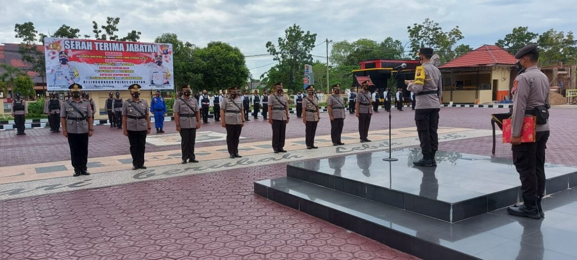 Kapolres Seruyan AKBP Bayu Wicaksono, S.H., SIK, M.Si memimpin serah terima jabatan (Sertijab) empat perwira di lingkungan Polres Seruyan, Sabtu (20/3/2021) pagi. Foto : Tbn