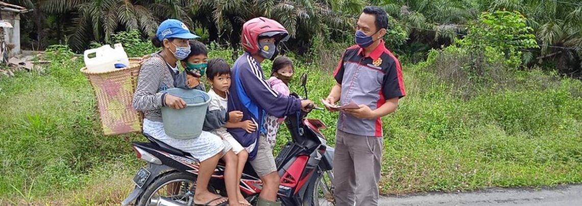 Anggota Polsek Seruyan Tengah Polres Seruyan Polda Kalteng melaksanakan penyebaran maklumat Kapolda Kalteng tentang larangan membakar hutan dan lahan. Kegiatan ini dilakukan Bripka Suwoto di Kecamatan. Seruyan Tengah, Kab. Seruyan Sabtu (20/03/2021) pagi. Foto : Tbn