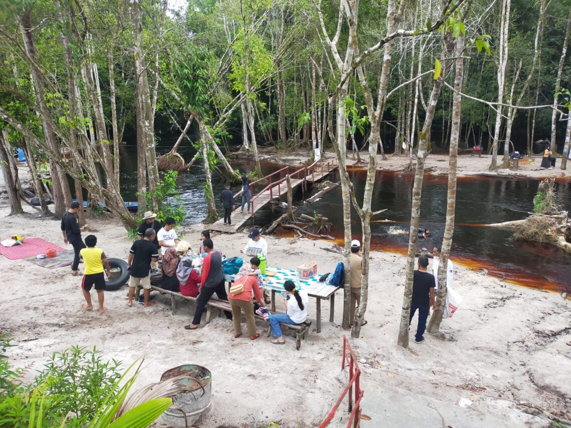 Objek wisata Danum Bahandang Palangka Raya saat dikunjungi wisatawan, MInggu (20/3/2021). Foto : Ist