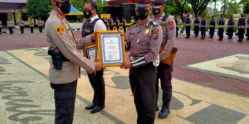 Dua Orang Personel Terima Penghargaan Dari Kapolres Seruyan