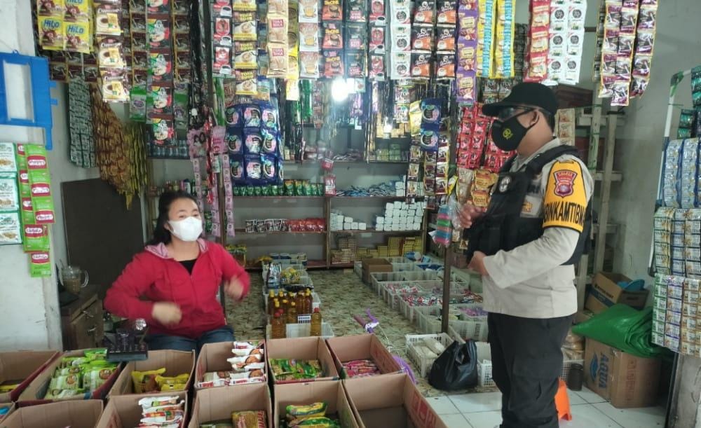 Anggota Polsek Seruyan Hilir melaksanakan patroli memberikan himbauan dan sosialisasi Terkait Prokes kepada warga, Sabtu (20/03/2021). Foto : Tbn