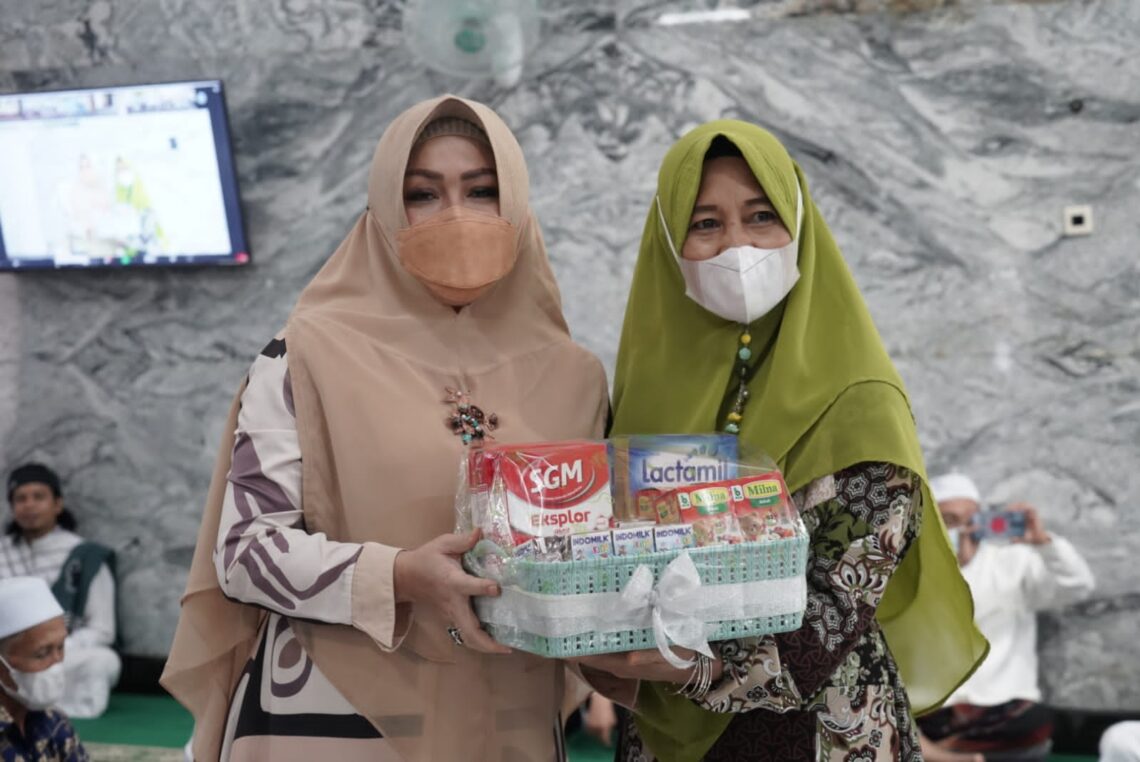 Sekretaris TP. PKK Hj. Adiah Chandra saat menyerahkan bantuan dari Ketua TP PKK Prov. Kalteng