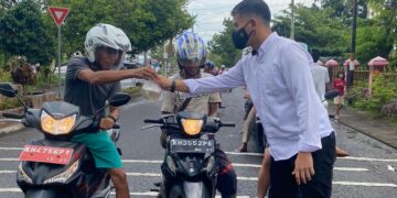 Jajaran Sat Resnarkoba Polres Seruyan Bagi-Bagi Takjil ke Masyarakat