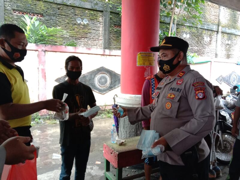 atuan Binmas Polres Seruyan Polda Kalteng menggelar kegiatan Gebrak Masker (Gerakan Bersama Memakai Masker), dan Sosialisasi 5 M di Pasar Saik Kab Seruyan, Selasa (20/04/2022). Foto : Tbn