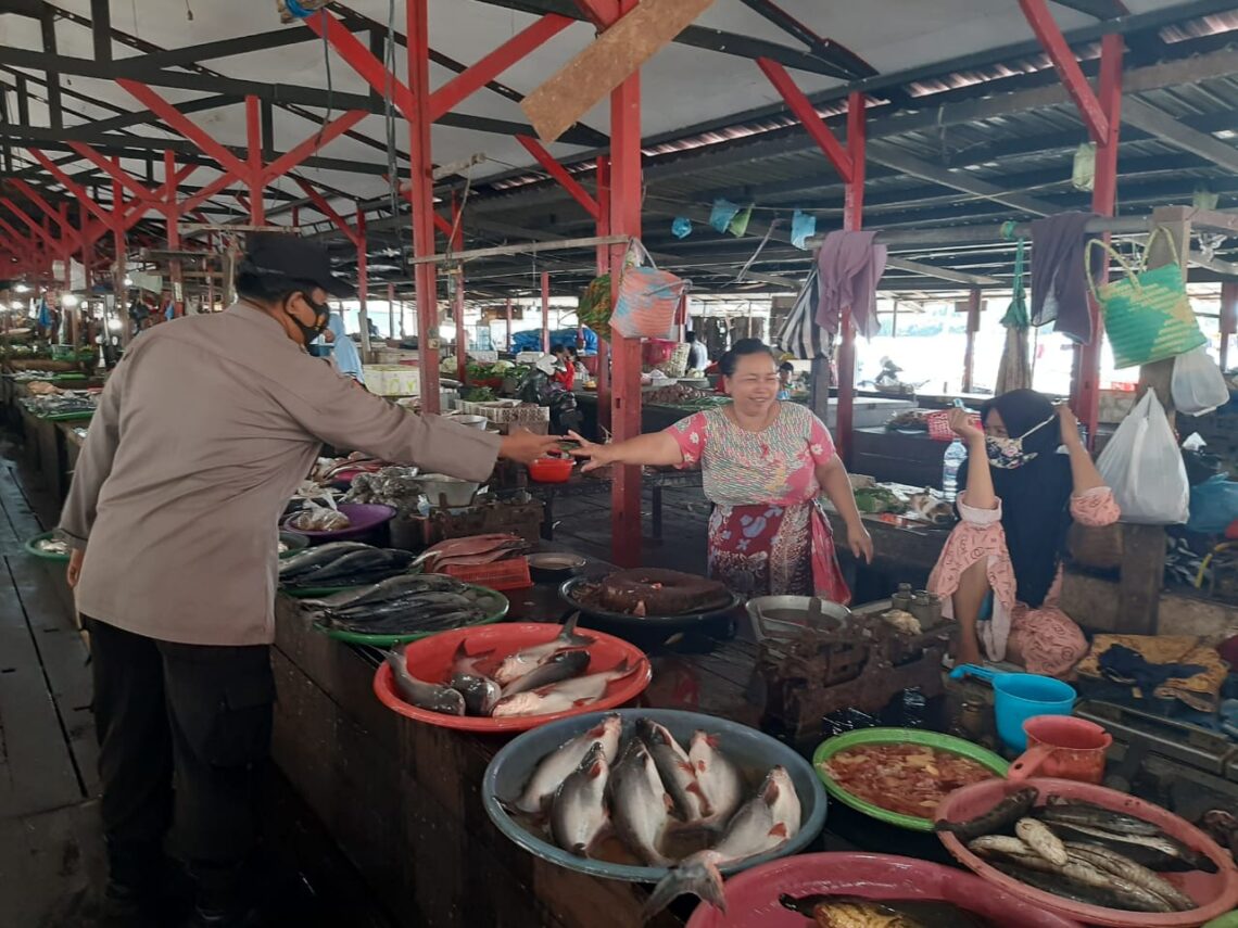 Demi menciptakan situasi dan kondisi keamanan dan ketertiban masyarakat yang aman serta kondusif, personil Polsek Seruyan Hilir melaksanakan patroli dialogis di pasar Saik Kuala Pembuang, Sabtu (20/4/2021). Foto : Tbn