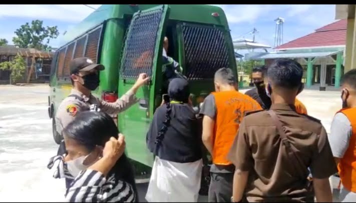 Sebanyak 15 orang narapidana yang kasusnya sudah berkekuatan hukum (Inkracht) dipindahkan dari Rumah Tahanan (Rutan) Polres Seruyan ke Lembaga Pemasyarakatan (Lapas) II B Sampit, Senin (19/4/2021). Foto : Tbn