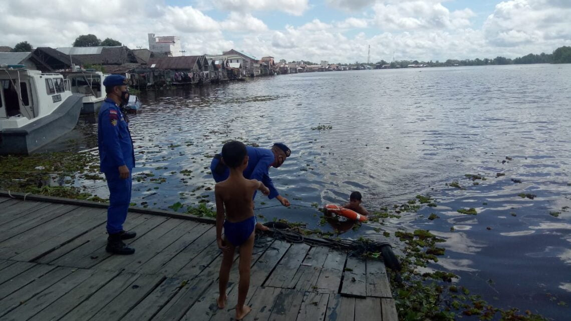 Kasatpolairud Polres Seruyan Iptu Slamet Widodo berikan edukasi serta pengenalan alat keselamatan dan ajarkan Renang Dasar kepada anak-anak Pesisir sungai seruyan yang ada di sekitar Dermaga Mako Satpolairud Polres Seruyan jalan Ais Nasution Kec Seruyan Hilir Kabupaten Seruyan, Kamis (20/05/2021) Siang. Foto : Tbn