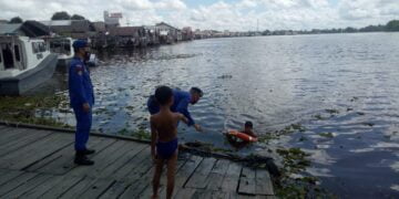 Kasatpolairud Polres Seruyan Ajarkan Renang dan Pengenalan Alat Keselamatan