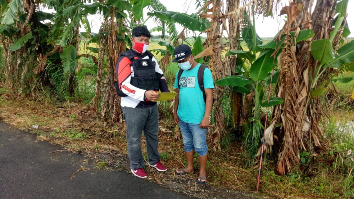 Anggota Polsek Seruyan Hilir (Serhil) memberikan himbauan terkait kamtibmas di desa serta menghimbau warga untuk tidak membakar hutan dan lahan, baik pada saat musim kemarau ataupun musim penghujan di Wilkum Polsek Seruyan Hilir, Polres Seruyan, Kamis (20/05/2021). Foto : Tbn