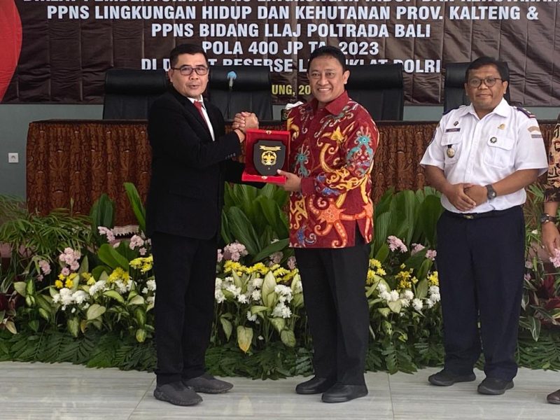 Wakil Gubernur Kalteng H. Edy Pratowo saat menerima cinderamata dari Kadiklat Reserse Lemdiklat Polri Brigjen Pol. Agus Santoso