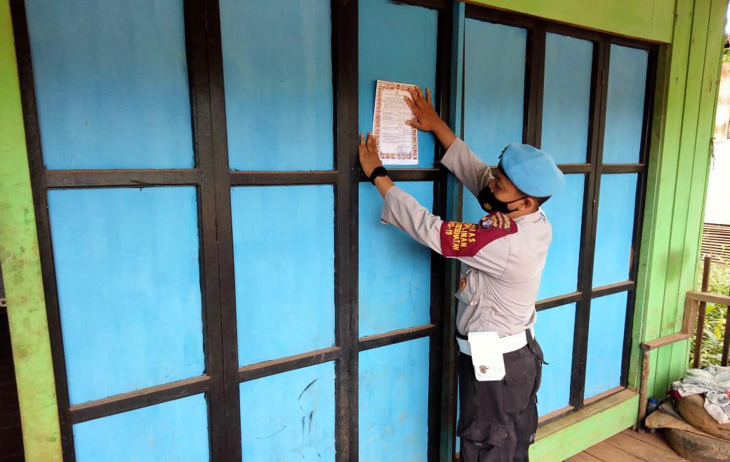 Polsek Danau Sembuluh bersama tim gabungan Satgas Karhutla Kecamatan Seruyan Raya saat  melakukan penempelan stiker Karhutla yang di tempelkan di warung-warung Desa Terawan Kecamatan Seruyan Raya, Kabupaten Seruyan, Prov Kalteng, Minggu (20/06/2021) pagi.Foto : Tbn