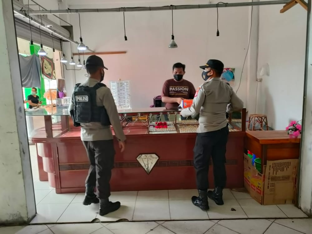 Polsek Seruyan Hilir melakukan patroli dialogis di Pasar Saik Kota Kuala Pembuang, Kabupaten Seruyan, Provinsi Kalimantan Tengah, Minggu (20/06/2021). Foto : Tbn