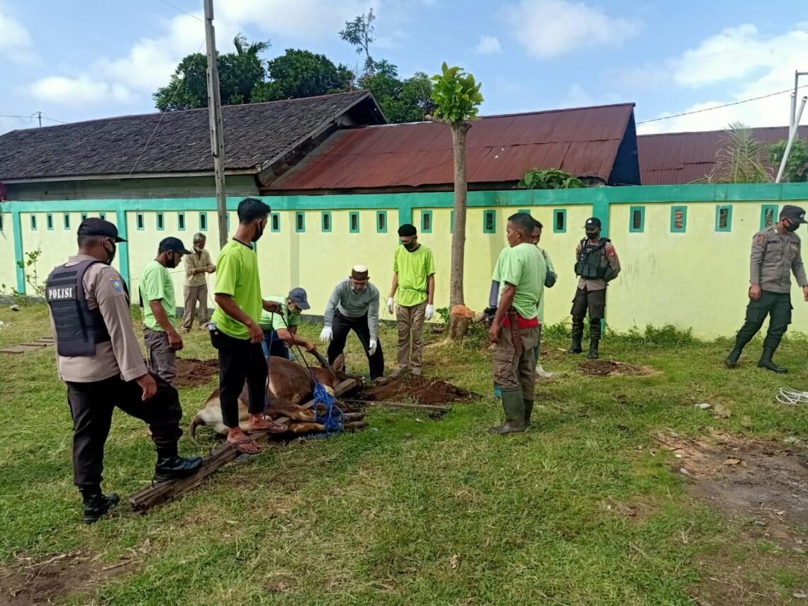 Bertempat di Masjid Al-Jihad, personil Polres Seruyan melaksanakan pengamanan pemotongan hewan kurban dengan Katim Bripka Abdullah beserta  2 personil lainnya, Selasa (20/7/2021). Foto : Tbn