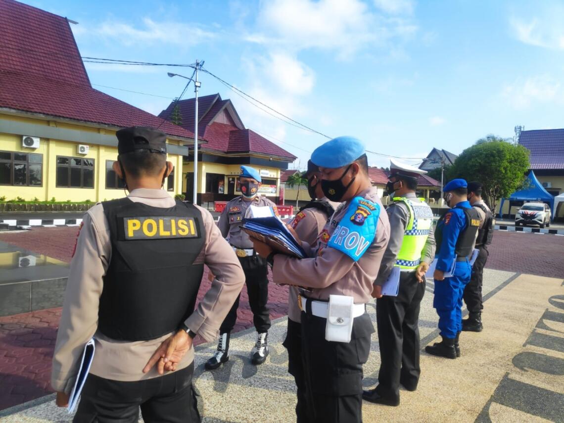 Propam Polres Seruyan rutin melakukan pengecekan absensi kehadiran terhadap personil Polres Seruyan, Selasa (20/07/2021) pagi. Foto : TN