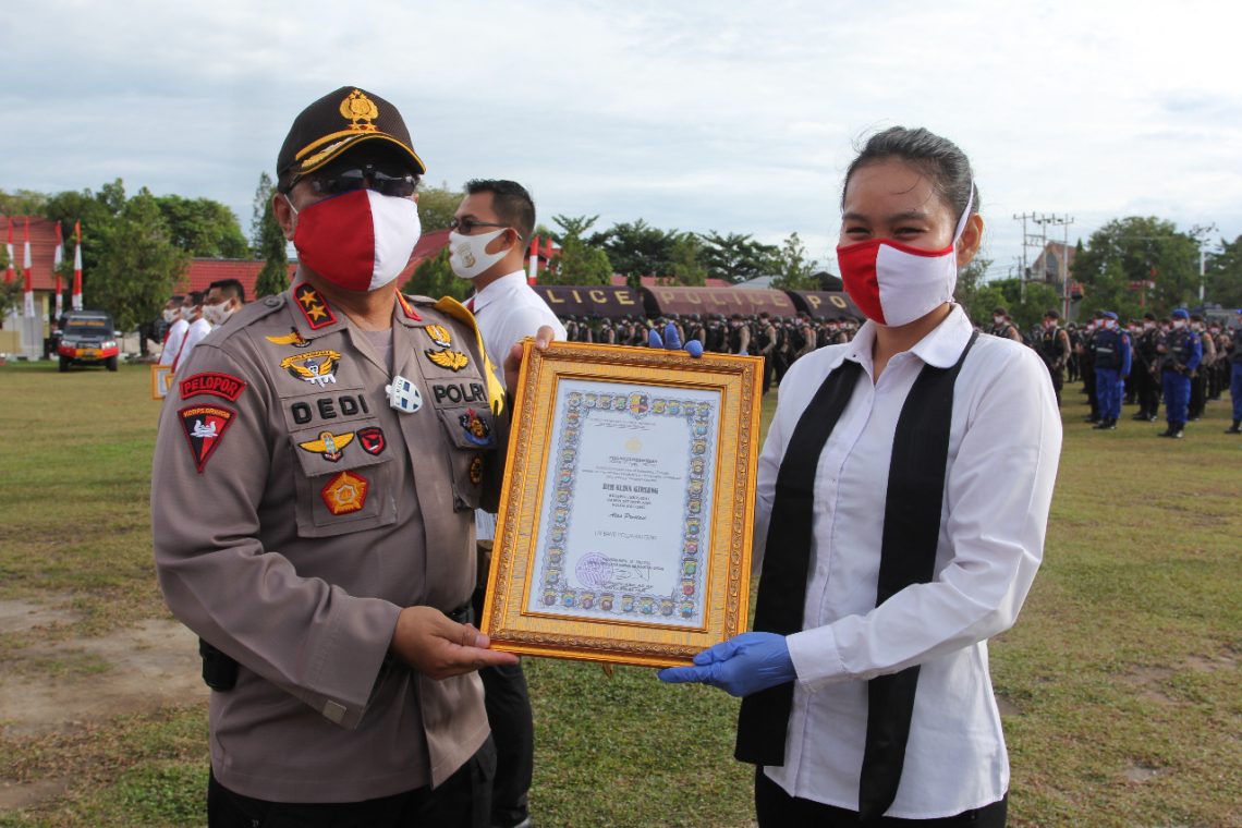 Kapolda Kalteng Irjen Dedi Prasetyo saat memberikan penghargaan kepada salah satu anggota Polda Kalteng yang berprestasi, Senin (20/7/2020). Foto : Tbn