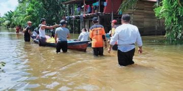 Relawan PKS Lamandau Bantu Warga Terdampak Banjir dengan Menyusuri Sungai