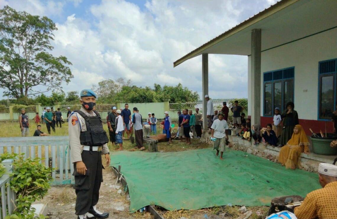 Polsek Danau Sembuluh dalam rangka menjelang Hari Raya Idul Adha, datangi seluruh Panitia Kurban guna berikan himbauan guna kelancaran pemberian daging kurban di Desa Sembuluh 2 Kec. Danau Sembuluh Kab. Seruyan Prov. Kalteng, Selasa (20/07/2021). Foto : Tbn