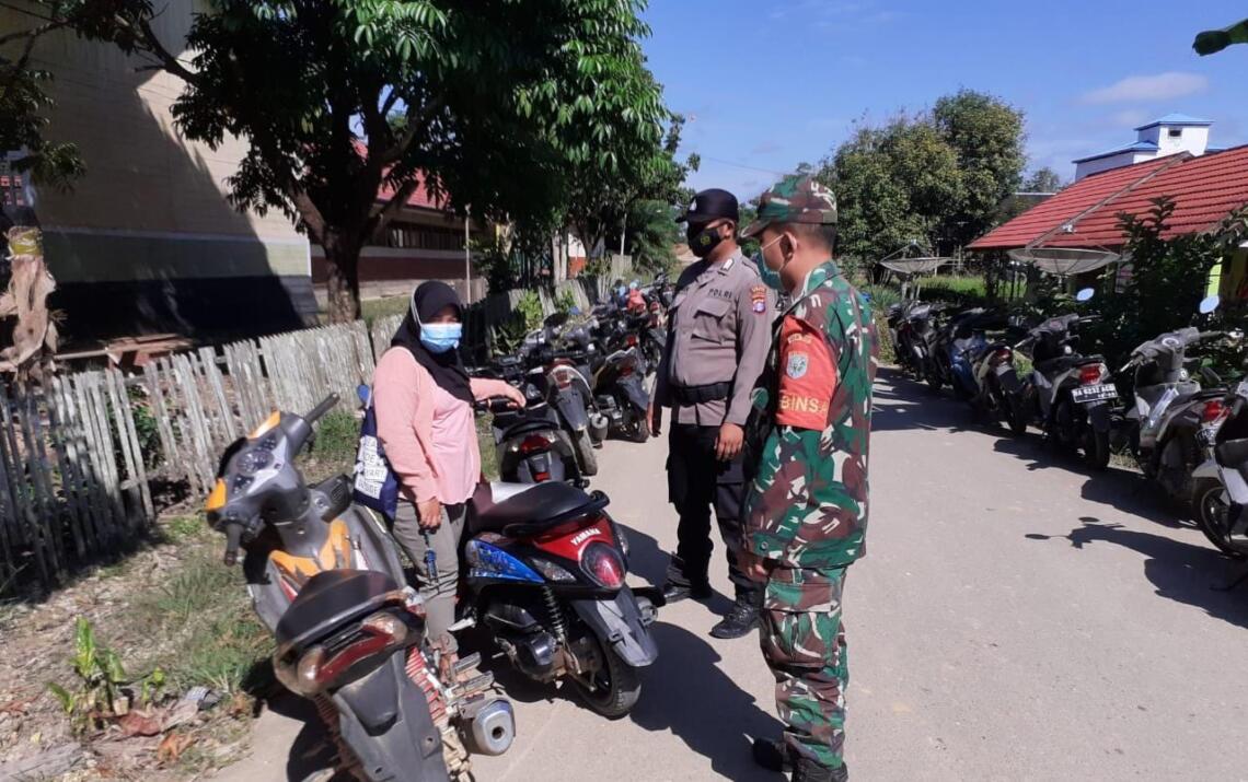 Pandemi Covid-19 yang masih berlangsung hingga saat ini membuat  Seruyan Tengah bersama Satpol PP, Koramil serta instansi terkait menggelar Operasi Yustisi Protokol Kesehatan, Senin (19/07/2021). Foto : Tbn