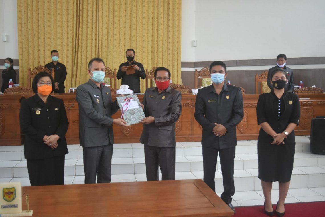 Bupati Gunung Mas Jaya Monong dan Ketua DPRD Gunung Mas usai pembahasan Perubahan Anggaran APBD Tahun Anggaran 2020. Foto : mmc