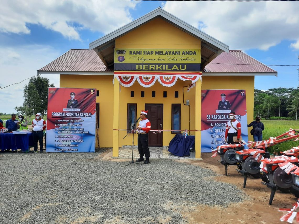 Kapolda Kalteng Irjen Pol. Dr. Dedi Praesetyo, M.Hum., M.Si., M.M., meresmikan Rumah Kantor (Rukan) Bhabinkamtibmas Desa Belanti Siam dan Posko Terpadu food estate, Rabu (19/08/2020) siang. Foto : Tbn