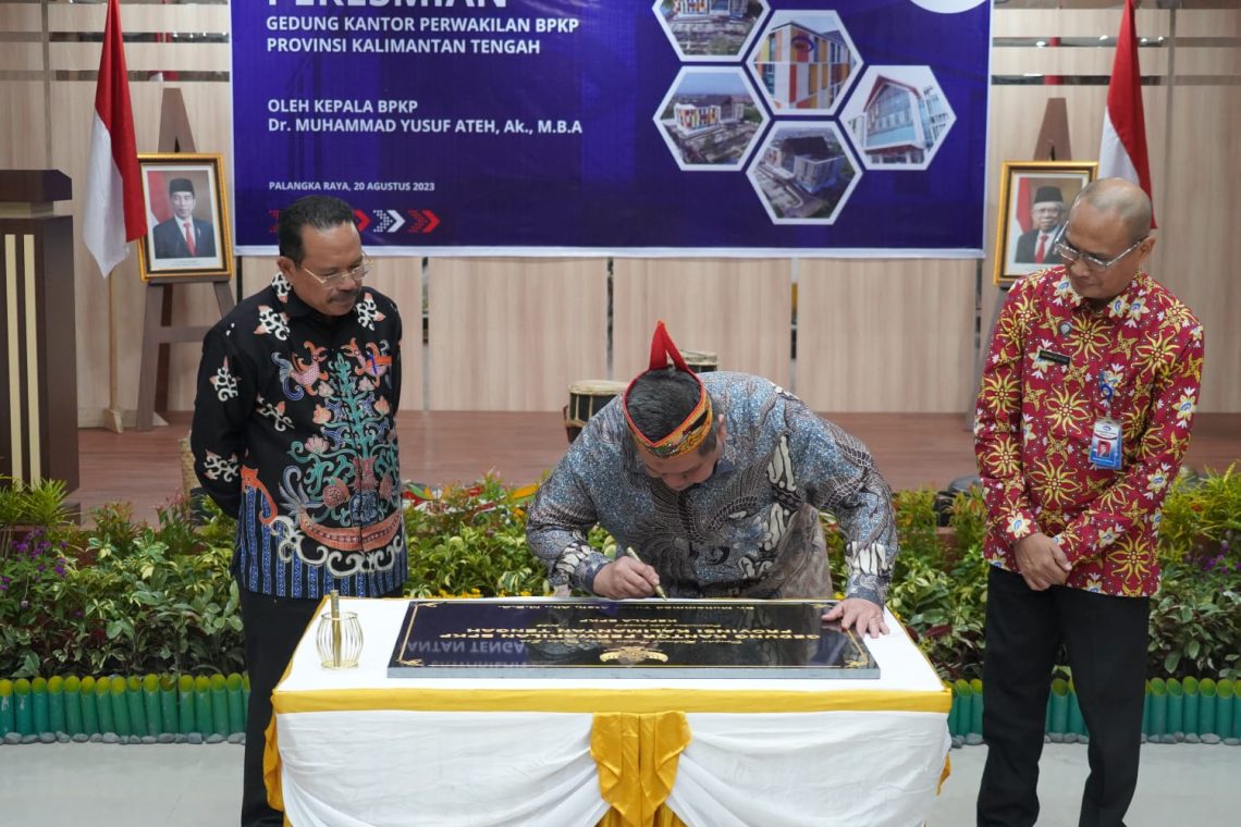 Sekda Nuryakin saat menyaksikan penandatangan prasasti pada acara Peresmian Gedung Kantor Perwakilan BPKP Prov. Kalteng