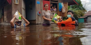 Terobos Banjir, Ketua PKS Kalteng Rela Basah-basahan untuk Bantu Warga