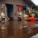 Terobos Banjir, Ketua PKS Kalteng Rela Basah-basahan untuk Bantu Warga