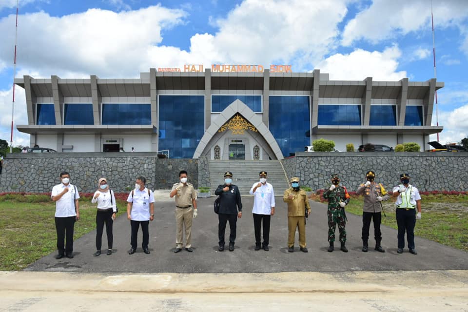 Menhub Budi Karya Sumadi, Ketua Komisi V DPR RI. Lazarus, PlT Gubernur Kalteng Habib Ismail Bin Yahya, Kapolda Kalteng, Danrem 102 Panju Panjung, Bupati Barito Utara H Nadalsyah dan oejabat terkait Foto bersama di Bandara HM Sidik Muara Teweh, Selasa (20/10/2020). Foto : Biro Adpim