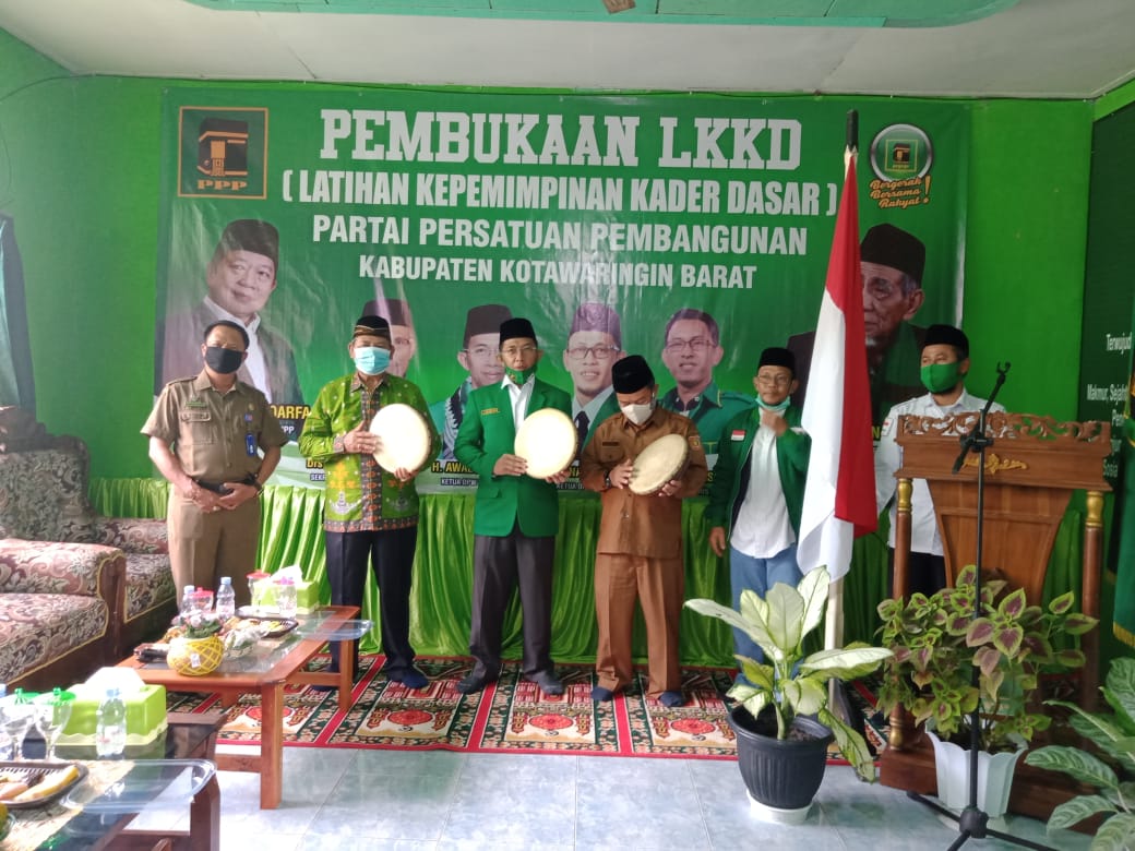 Ketua DPW PPP Kalteng saat membuka acara LKKD Kabupaten Kobar didampingi Asisten III Pemkab Kobar dan Sekretaris PC NU Kobar serta Ketua DPC PPP Kobar, Senin (19/10/2020). Foto : AT