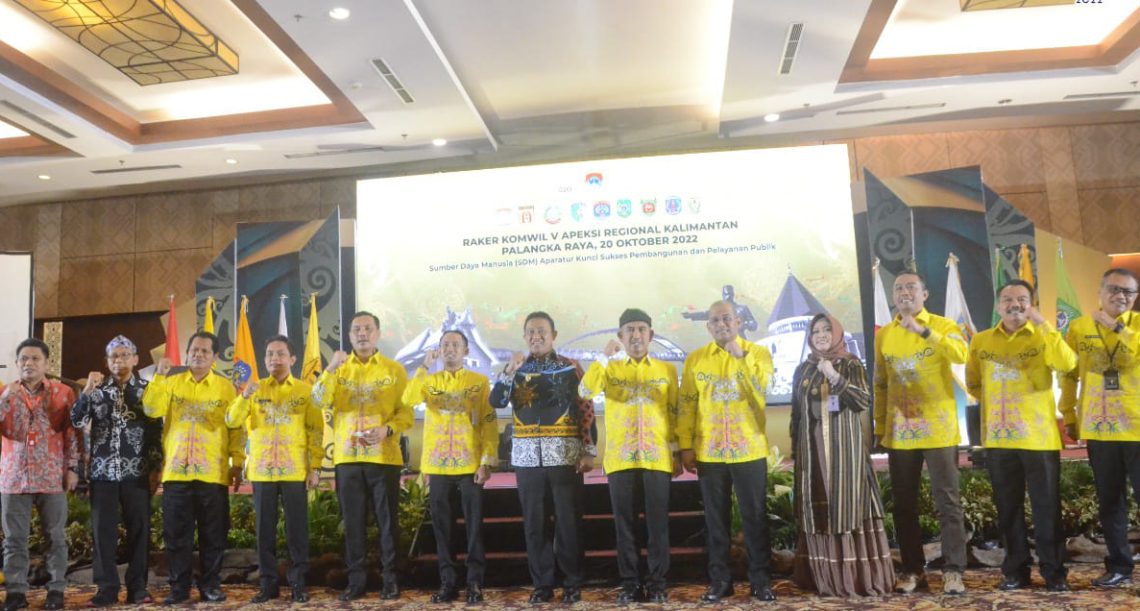 Wakil Gubernur Kalteng, H Edy Pratowo, membuka acara Rapat Kerja Komisariat Wilayah (Komwil) V Apeksi (Asosiasi Pemerintah Kota Seluruh Indonesia) Regional Kalimantan di Ballroom Swiss-Belhotel Danum, Kamis (20/10/2022).  Foto : IBA/st