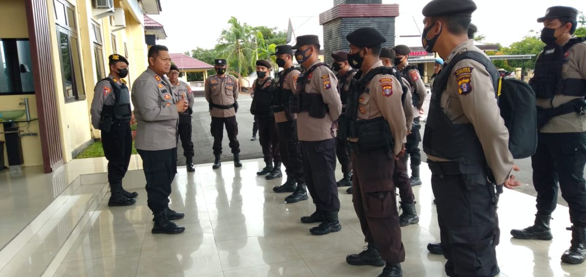 Kapolres Seruyan AKBP. Gatot Istanto, S.I.K. menyampaikan, Polres Seruyan menurunkan 50 Personel pengamanan kegiatan masyarakat, dalam rangka penyampain pendapat dimuka umum oleh kelompok masyarakat adat kepada PT. Tapian Nadegan di Kec. Hanau Kab. Seruyan, Kamis (20/10/2022). Foto : TN