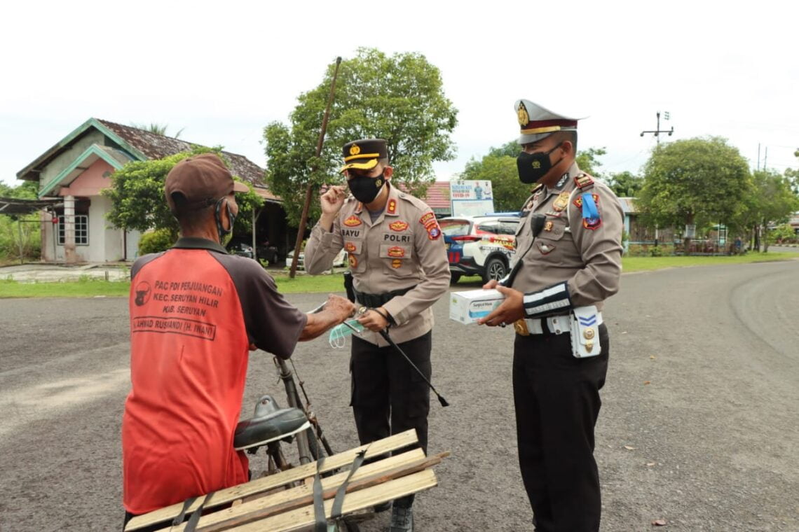 Kapolres Seruyan AKBP Bayu Wicaksono S.H., S.I.K., M.Si. memantau kegiatan Operasi Zebra Telabang 2021 yang di lakukan Sat Lantas Polres Seruyan. Foto : Tbn