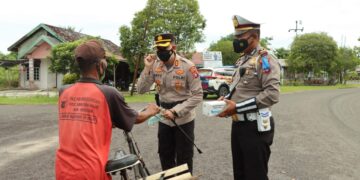 Saat Pantau Operasi Zebra Kapolres Seruyan Bagikan Masker