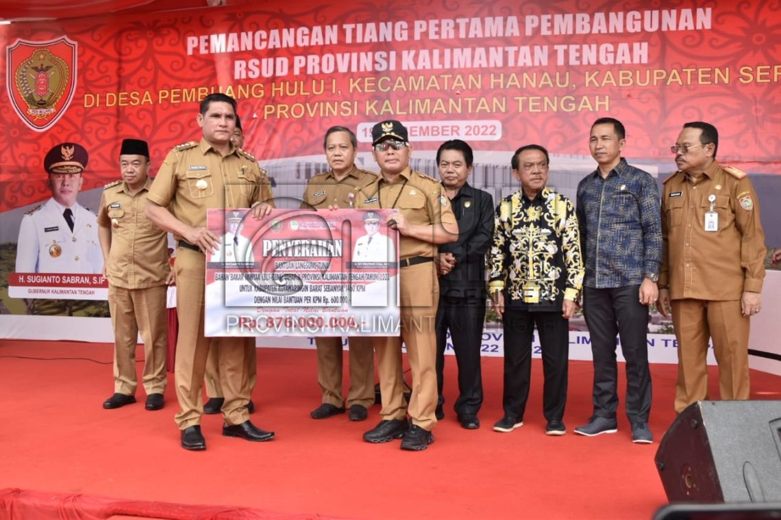 Gubernur Kalteng H. Sugianto Sabran menyerahkan BLT-BBM secara simbolis. Foto : mmc