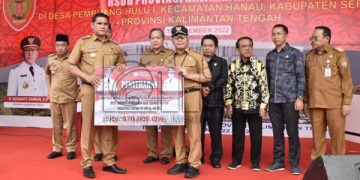 Gubernur Sugianto Sabran Serahkan BLT-BBM Tahap II Tahun 2022