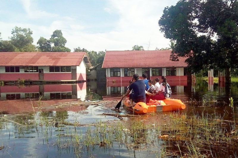 Kondisi banjir di Desa Gandang Barat Kecamatan Maliku yang mulai berdampak pada aktivitas dan perekonomian masyarakat setempat. (Foto: BPBD Kabupaten Pulang Pisau)